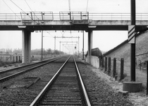 169485 Gezicht op de spoorlijn tussen Nijkerk en Amersfoort, met bakens en een voorsein ter hoogte van km. 25.4, uit ...